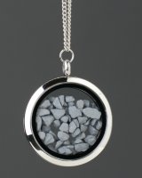 Amuletas su pilkais akmenukais